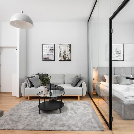 Modern Centrally Located Apartments - By Upstairs Krakow Exterior photo