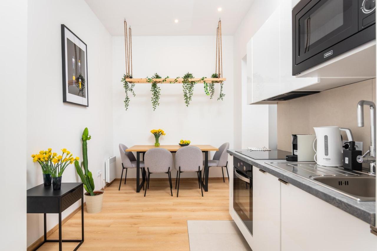 Modern Centrally Located Apartments - By Upstairs Krakow Exterior photo