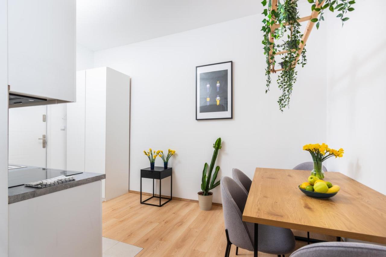 Modern Centrally Located Apartments - By Upstairs Krakow Exterior photo