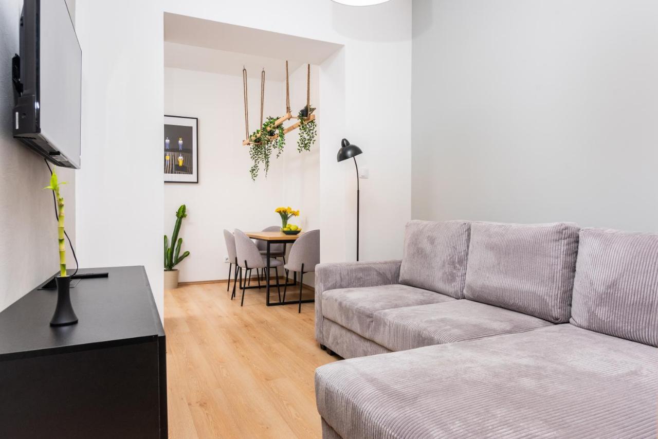 Modern Centrally Located Apartments - By Upstairs Krakow Exterior photo
