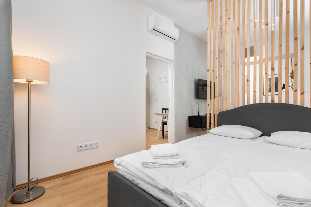 Modern Centrally Located Apartments - By Upstairs Krakow Exterior photo
