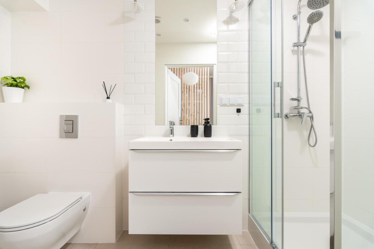 Modern Centrally Located Apartments - By Upstairs Krakow Exterior photo