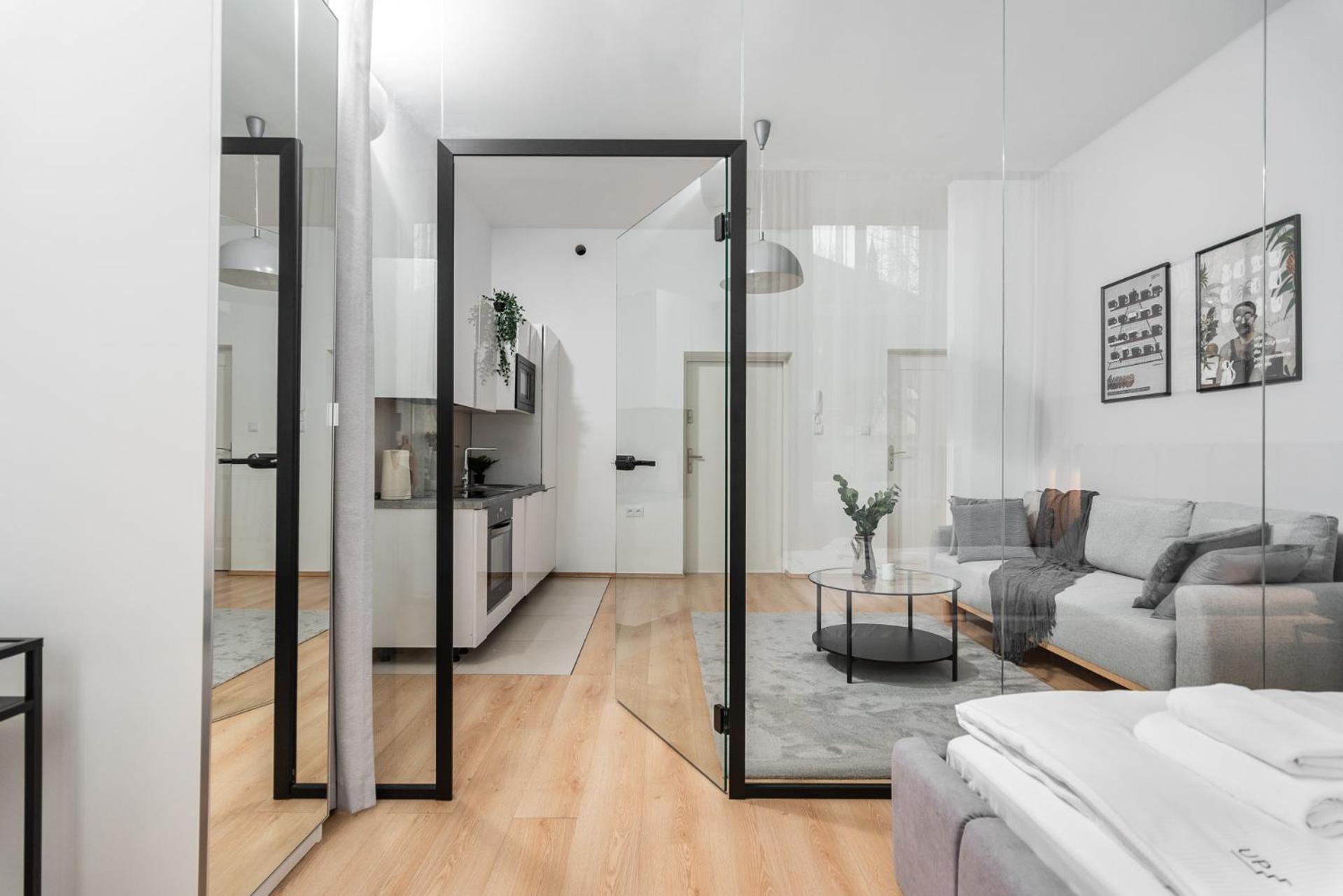 Modern Centrally Located Apartments - By Upstairs Krakow Exterior photo